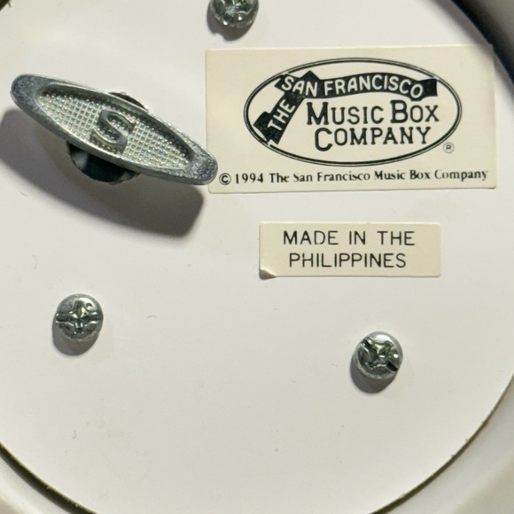 San Francisco Music Orange Cat Kitten Sleeping Laundry Plays Its a Small World - Picture 4 of 4